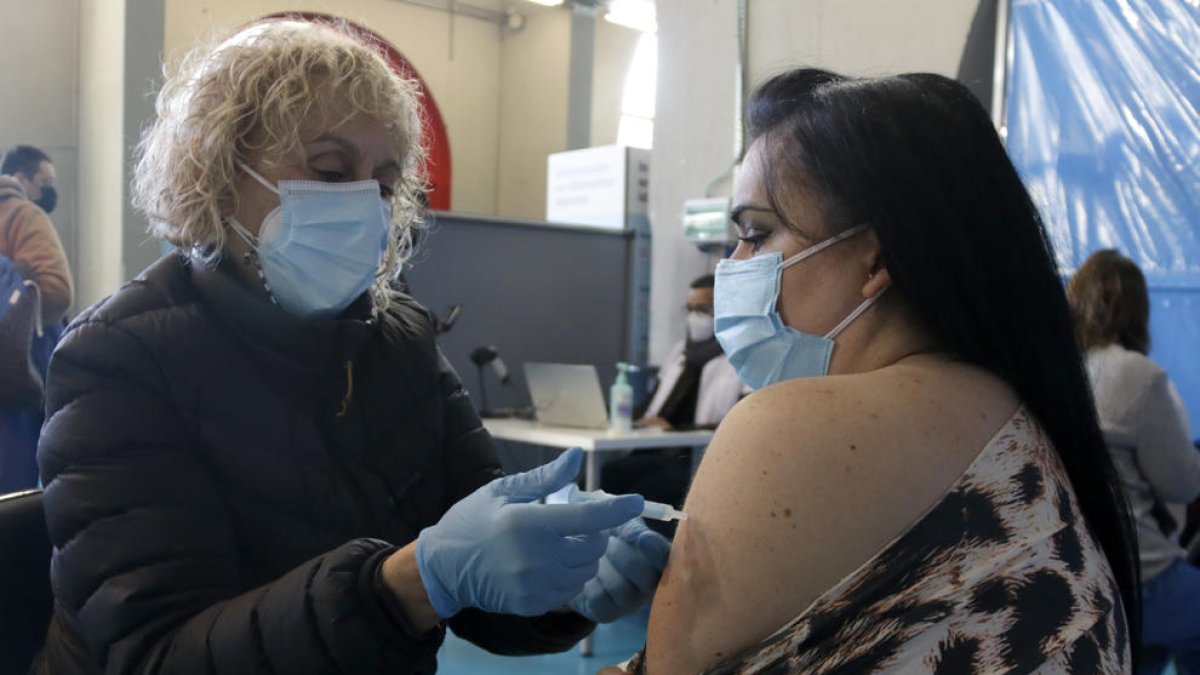 Una mujer recibe la dosis de refuerzo de la vacuna contra la covid-19.