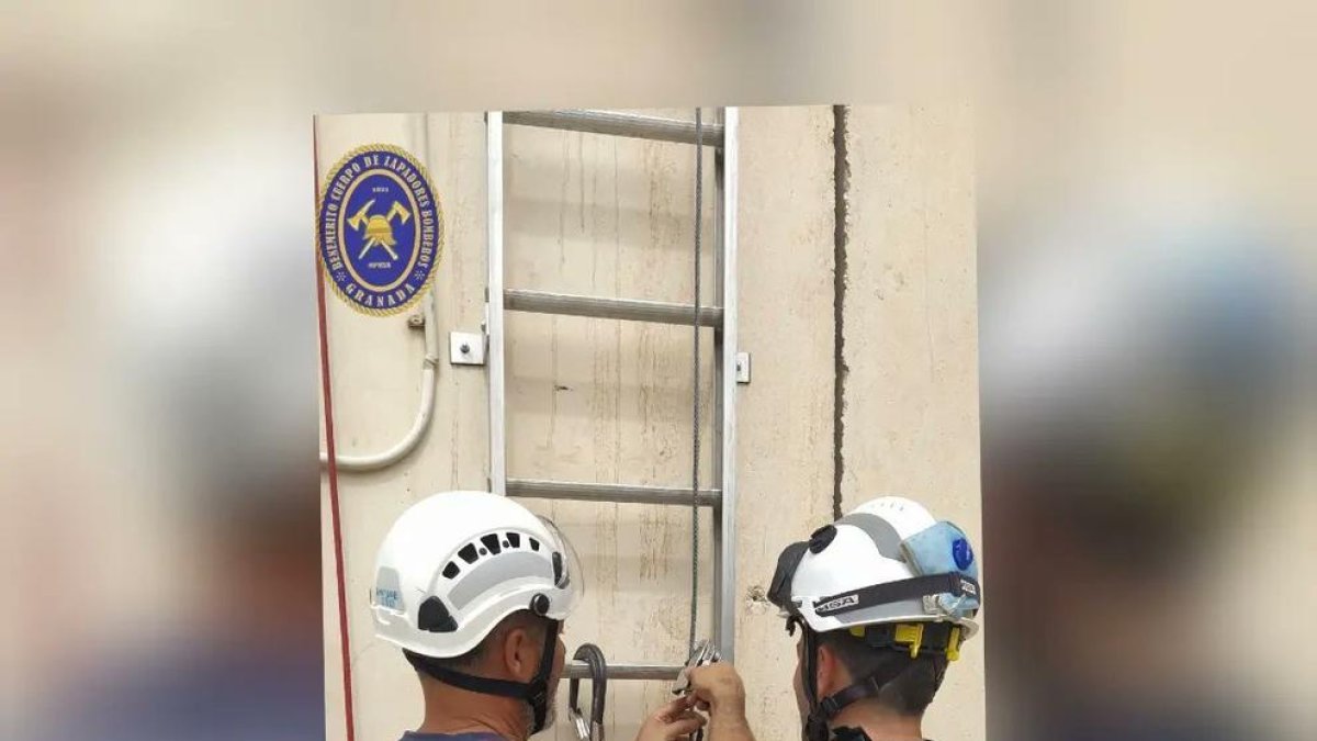 Los bomberos han conseguir entrar en el piso donde estav cerrada la abuela y abrir la puerta.