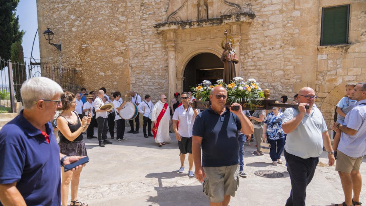 Inicio de la procesión de Sant Jaume ayer al mediodía después del oficio de fiesta mayor.