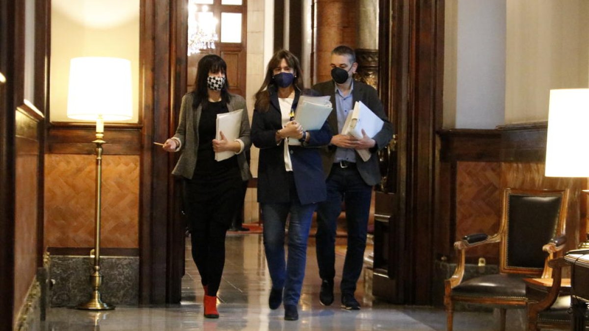 La presidenta del Parlament, Laura Borràs, camina acompañada de la secretaria segunda, Aurora Madaula, en dirección a la reunión de la Mesa.