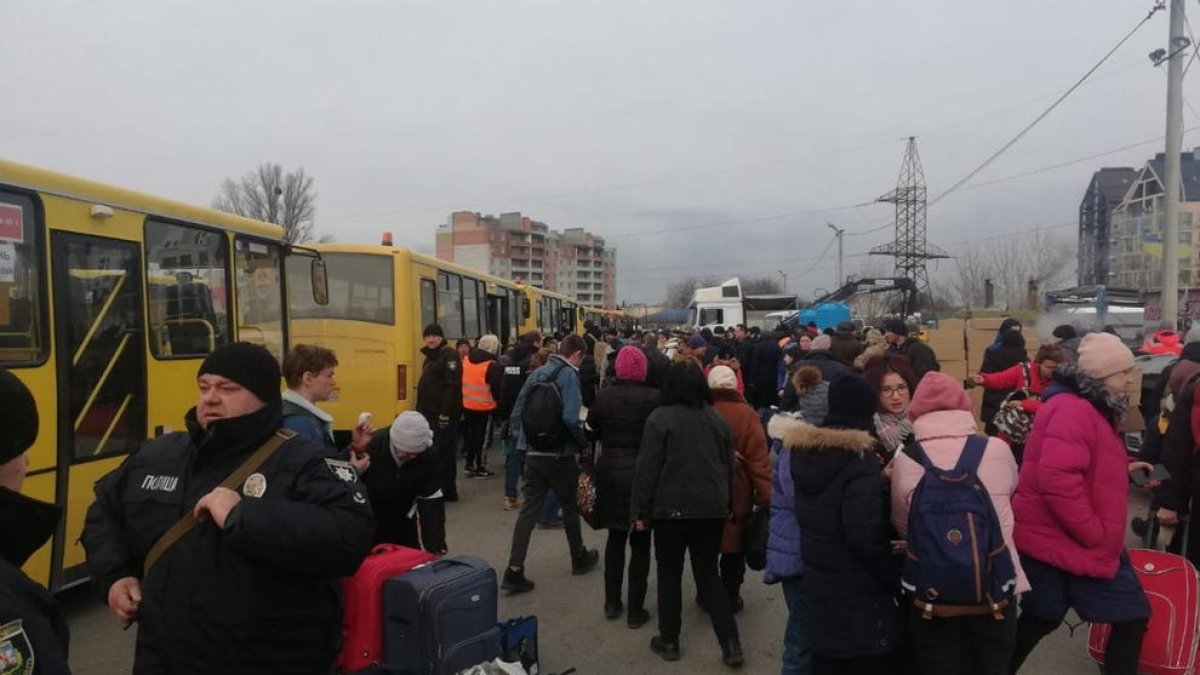 Ciutadans abandonant Kíiv, aprofitant els corredors humanitaris.