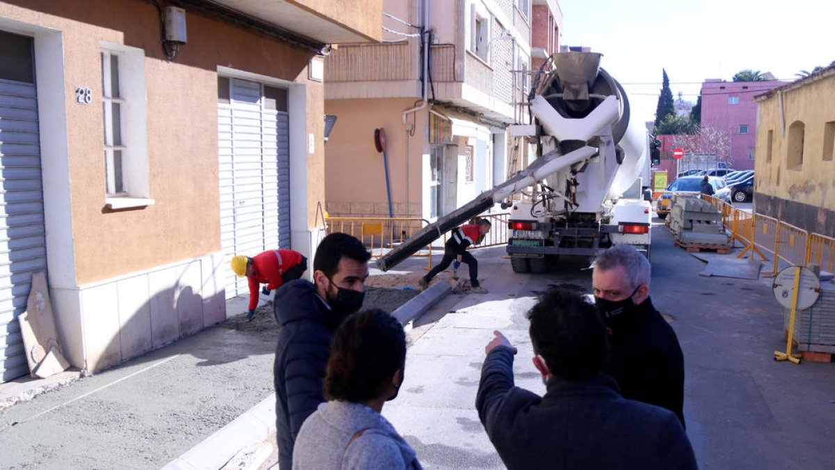 Pla general de la visita dels responsables municipals a les obres d'urbanització del carrer Dos de Maig d'Amposta.