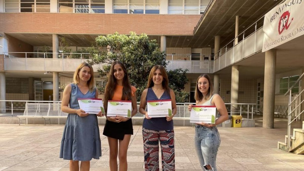 La investigadora Nancy Babio, junto a tres de las cuatro estudiantes que han formado parte de la nueva publicación.