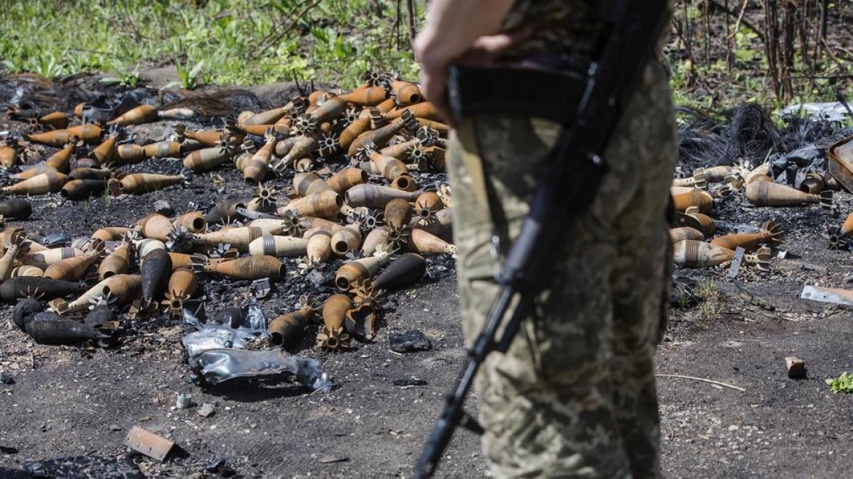 Un soldado ucraniano observa decenas de minas desarmadas después de que el ejército ruso dejara la población de Mala Rohan.