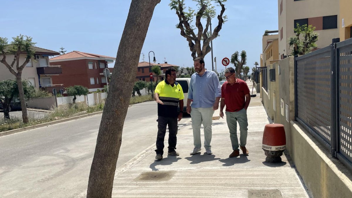 Las raíces de los árboles habían resquebrajado y desnivelado diferentes tramos de las calles.