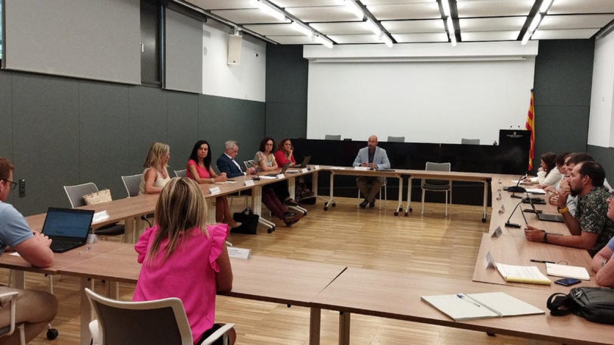 Els membres del Consell de Direcció de l'Administració Territorial de les Terres de l'Ebre durant la reunió presidida pel delegat ebrenc, Albert Salvadó.