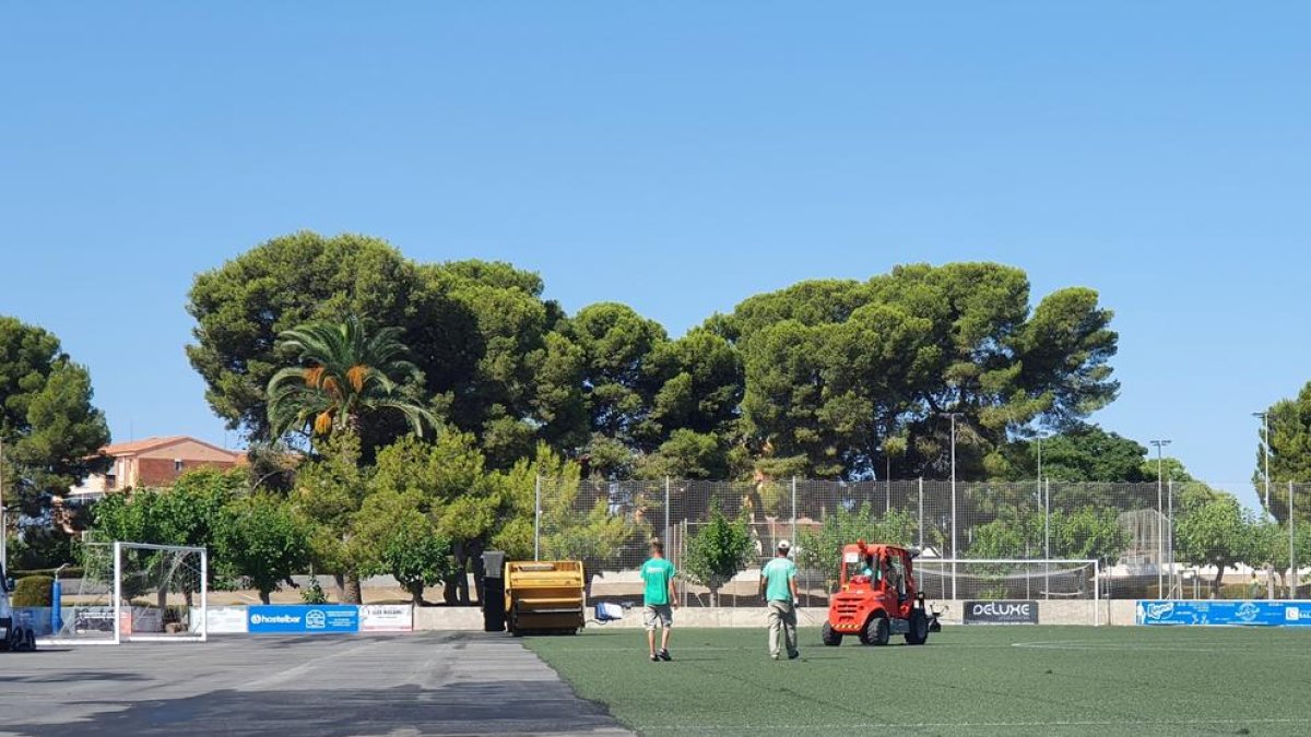 Imagen de las obras de renovación del césped artificial del estadio de Vila-seca.