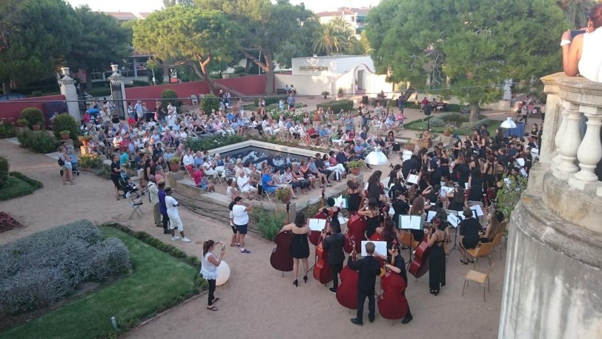 Imagen de archivo de una actuación de la Orquesta Vozes en los jardines del Museo Pau Casals.