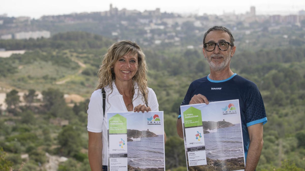 La consellera d'Esports, María José López, i el vicepresident del Club Excursionista Trail Tarraco, Juan Blanco. Fotos: