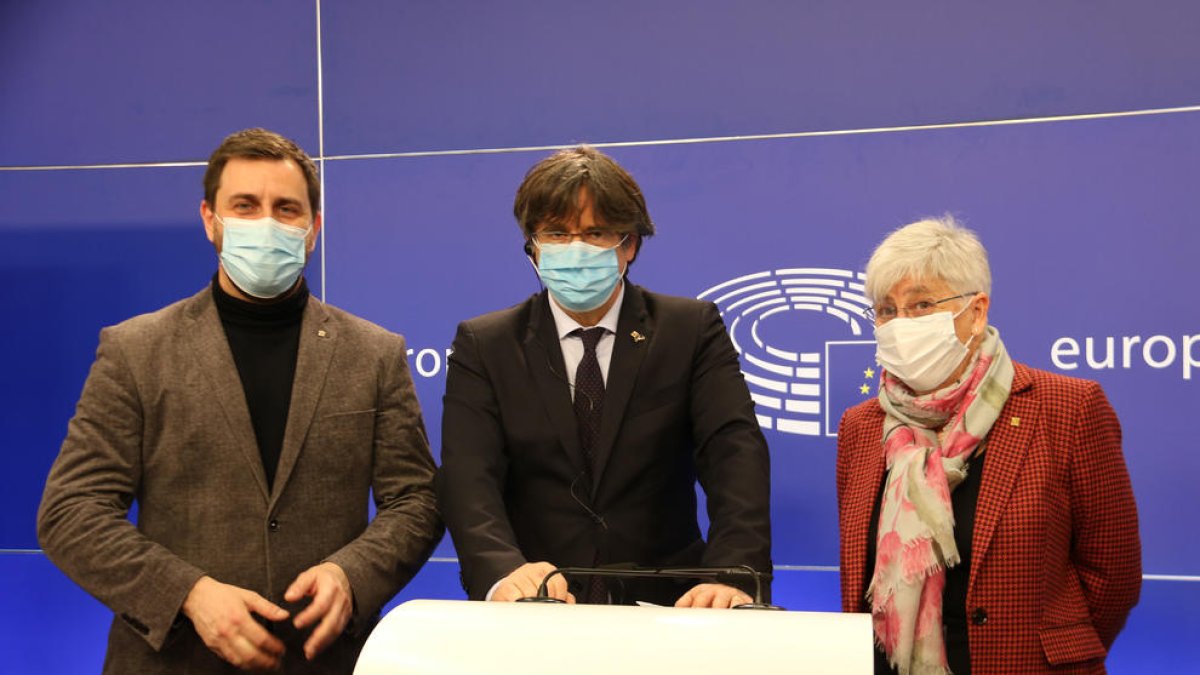 Imagen de archivo de los eurodiputados Carles Puigdemont, Toni Comín y Clara Ponsatí en Bruselas.