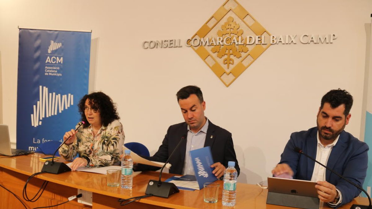 El presidente de la ACM, Lluís Soler, con Rosa Maria Abelló y Sergi Pedret, presidenta y vicepresidente del Consell Comarcal.