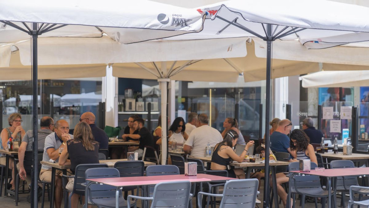 El restaurant La Presó, al Pallol, nota més turistes al migdia que al vespre.