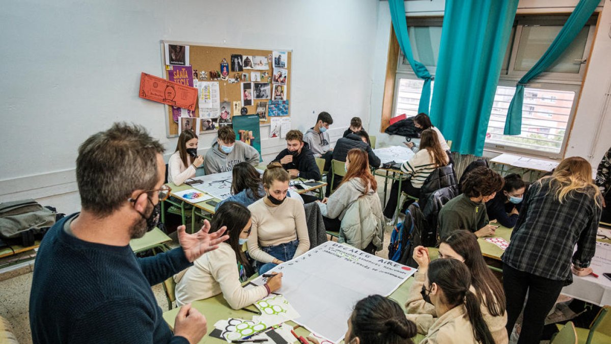 Alumnos participantes de una assamblea ciudadana por|para el clima