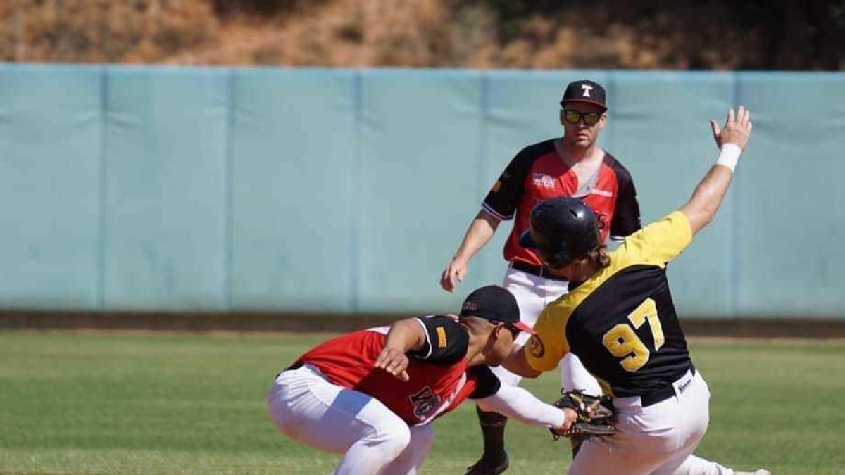 Imagen de un partido del primer equipo del CBS Wolves Tarragona.