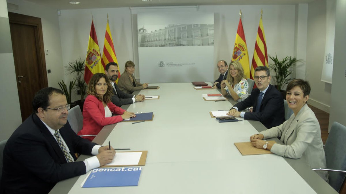 Els consellers Joan Ignasi Elena, Laura Vilagrà, Roger Torrent i Natàlia Garriga, davant dels ministres Isabel Rodríguez, Félix Bolaños, Yolanda Díaz i Miquel Iceta, durant la reunió de la taula de diàleg.