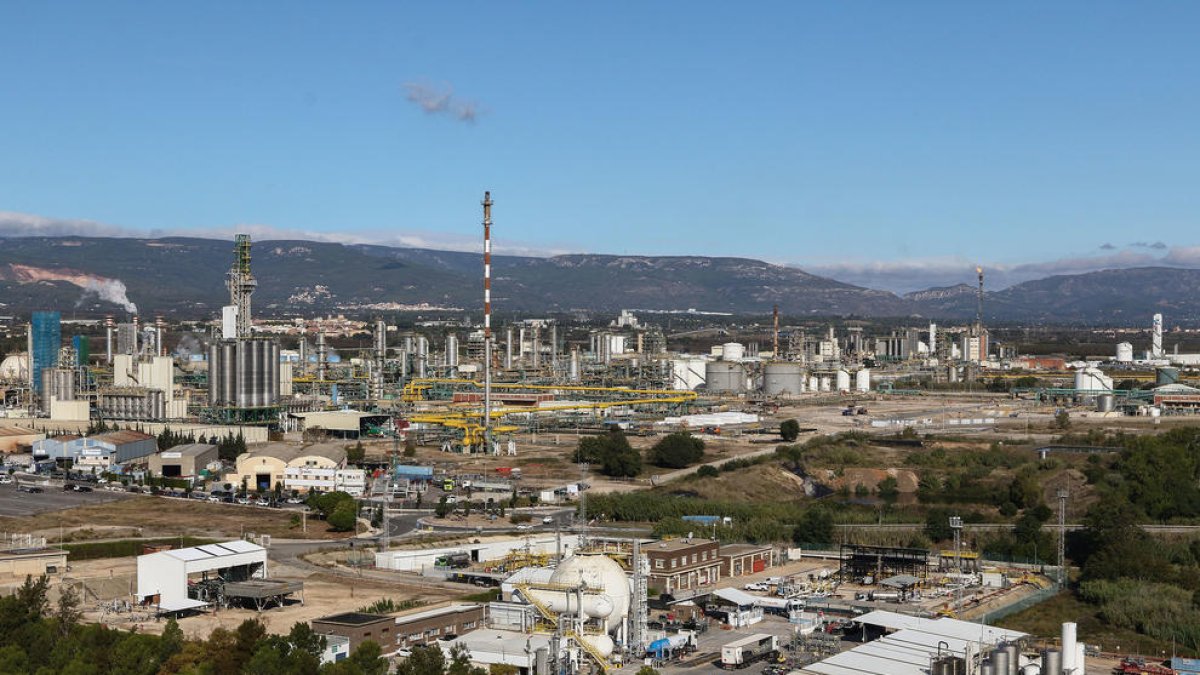 Vista general de la refineria de Repsol, al polígon nord, en una imatge d'arxiu.