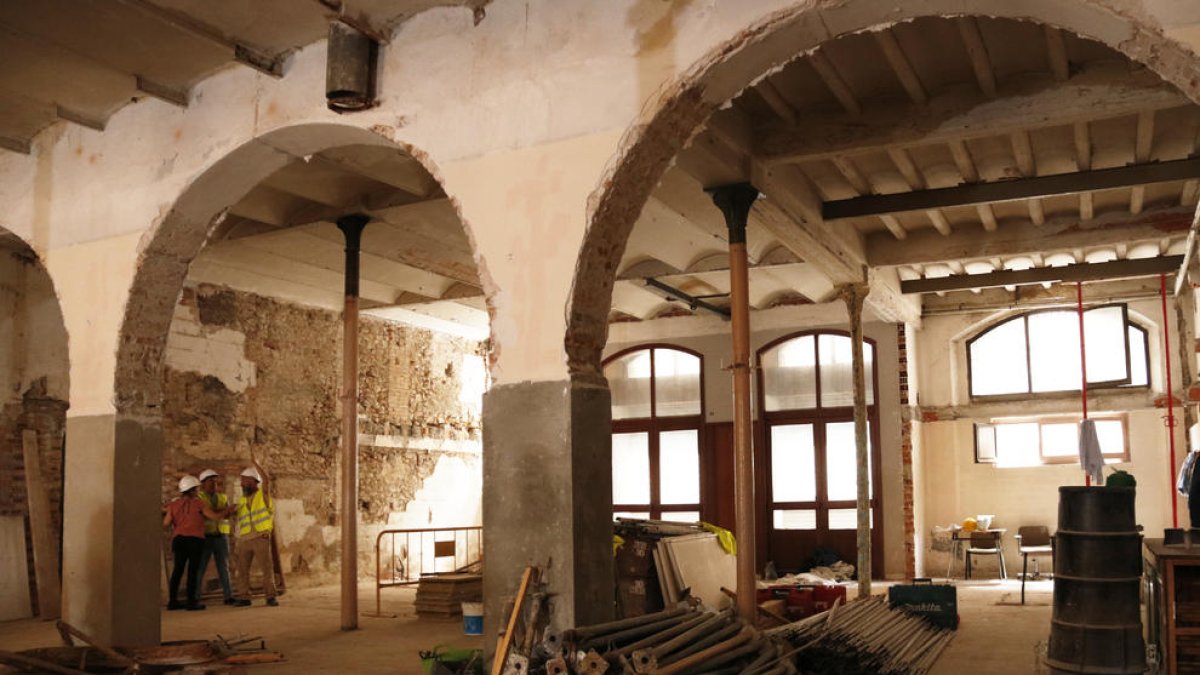 Planta baja del histórico edificio de Ca Xapes en Valls, sede del Hogar del Jubilado, en fase de obras.