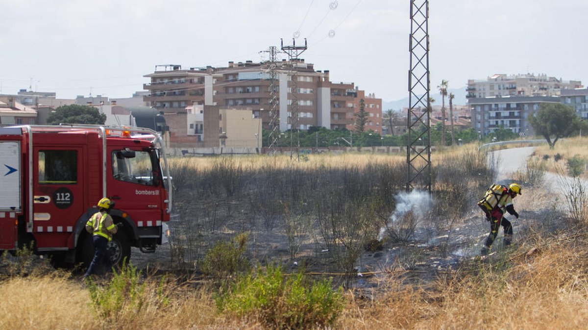 Imatge d'arxiu d'un incendi en un solar sense manteniment.