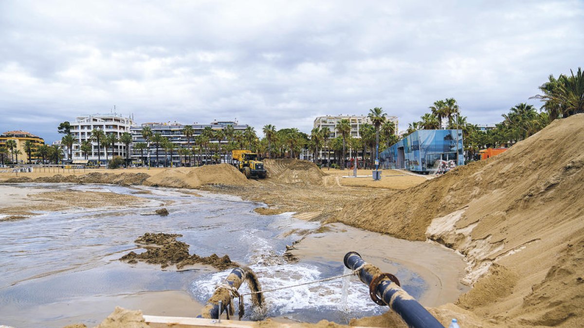 La sorra dragada s'està dipositant en un extrem de la platja.