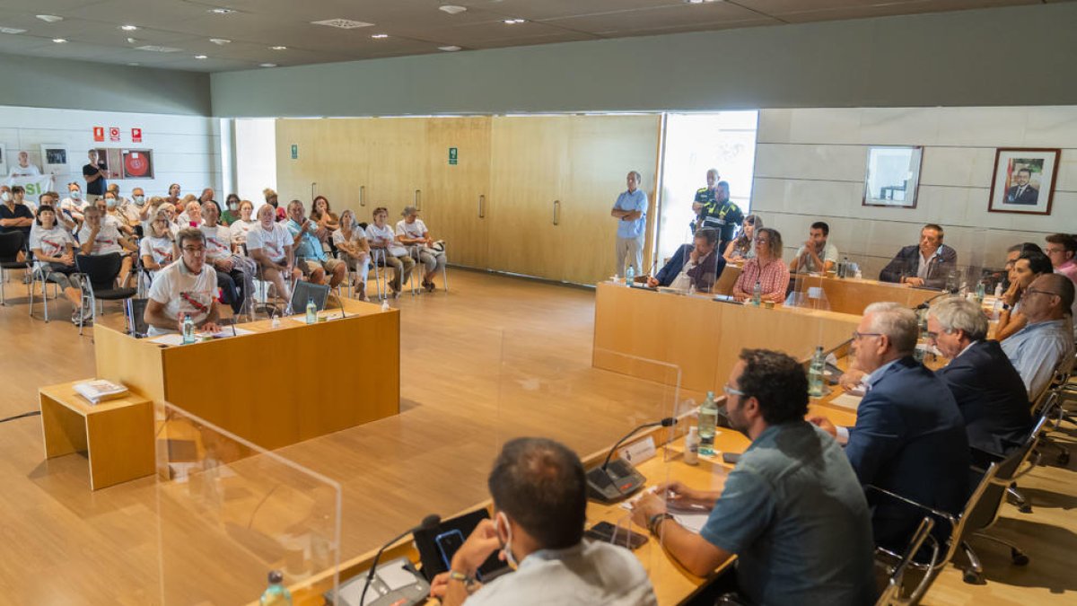 Rafel Querol, president de l'Associació de Veïns Barenys-Platja Ponent, intervenint al plenari.