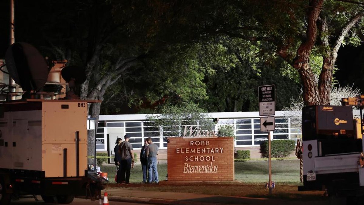 Policías e investigadores ante el centro escolar Robb Elementary School d'Uvalde.