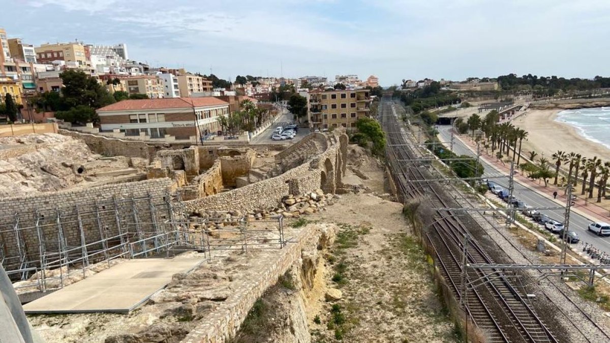 L'Amfiteatre reposa a només 15 metres de les vies.