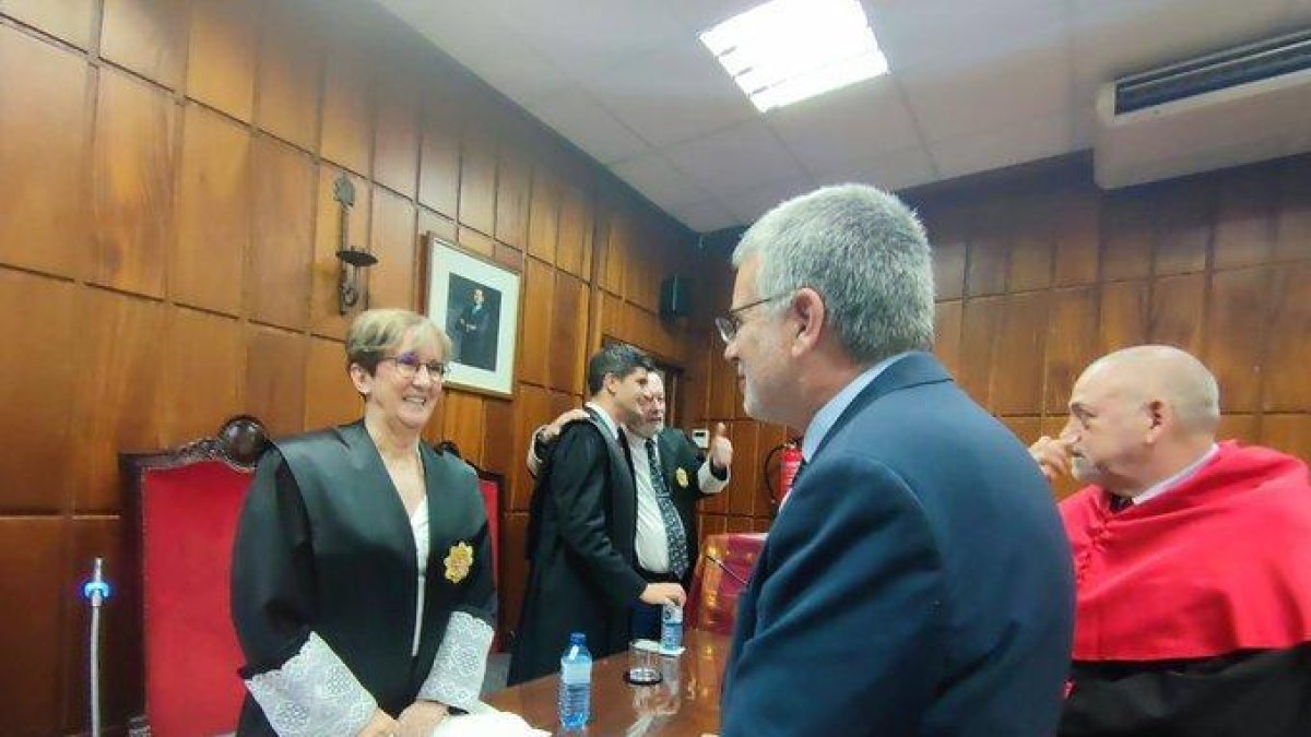 El alcalde de Tarragona, Pau Ricomà, felicitando a