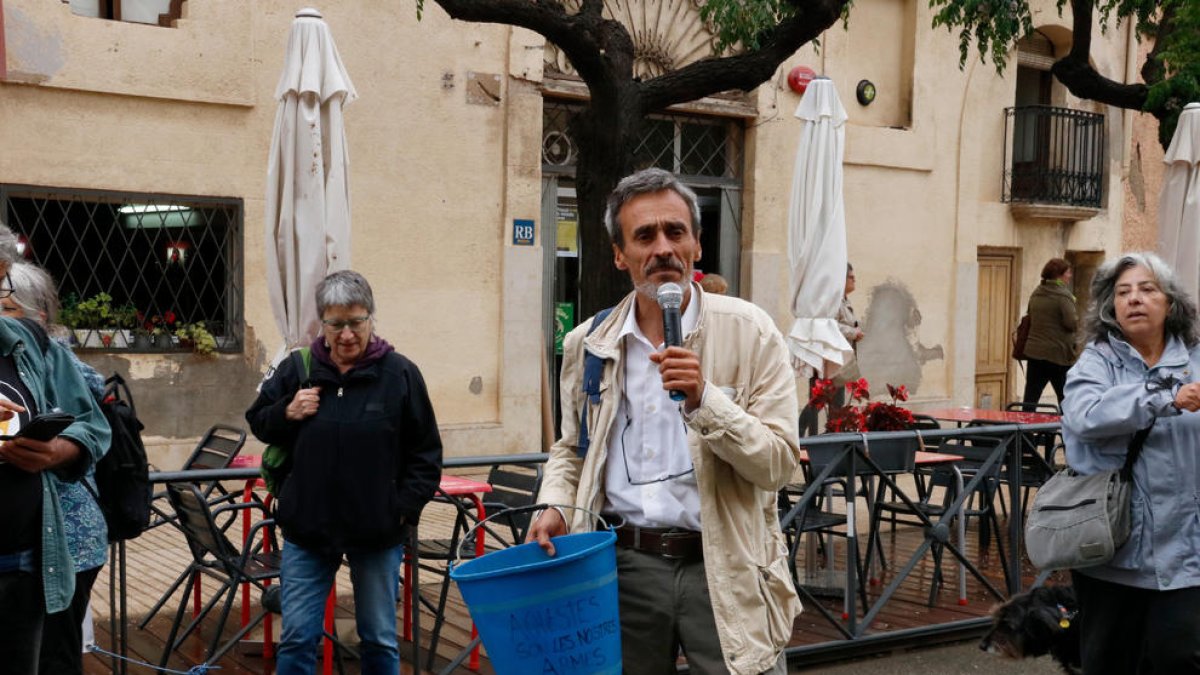 Andreu Escolà dice que la Comunitat de Regants lo denuncia por una foto donde él aparece con una réplica de la placa robada