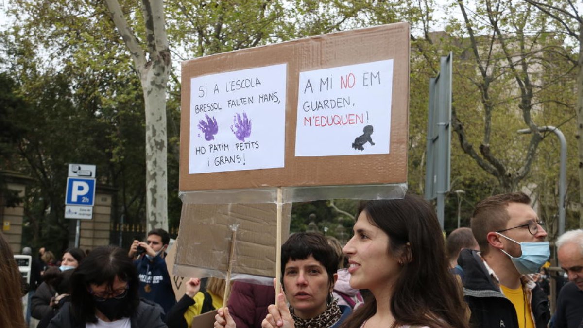 Docentes durante la manifestación en Barcelona en el cuarto día de huelga, entre los Jardines Pequeños de Gracia y el Departamento de Educación.  Fecha de publicación: martes 29 de marzo del 2022, 12:15 Localización: Barcelona Autor: Maria Belmez