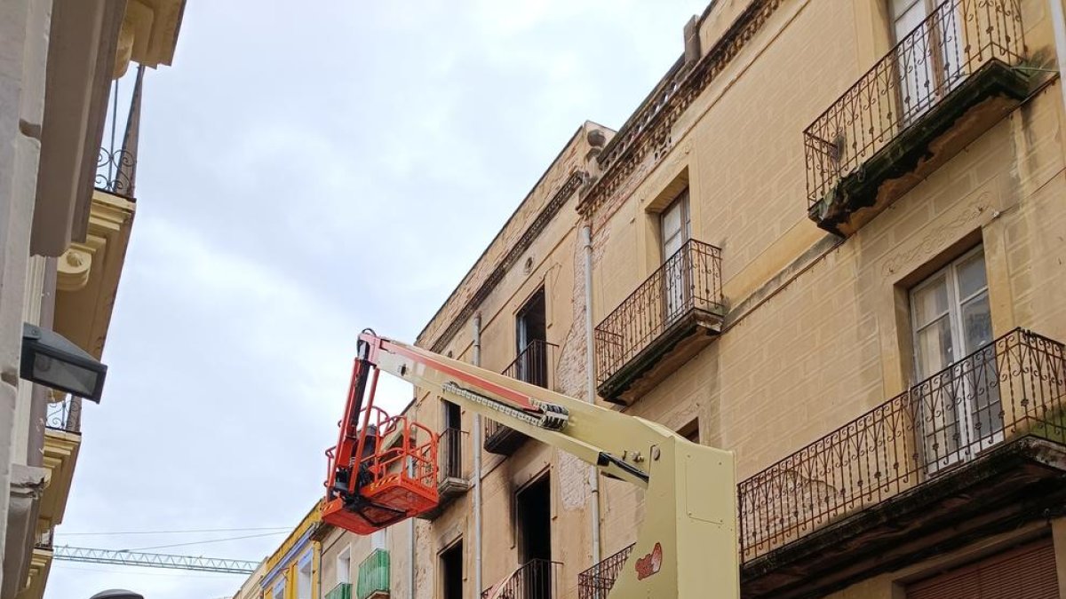 IMatge d'una màquina al carrer del Roser.