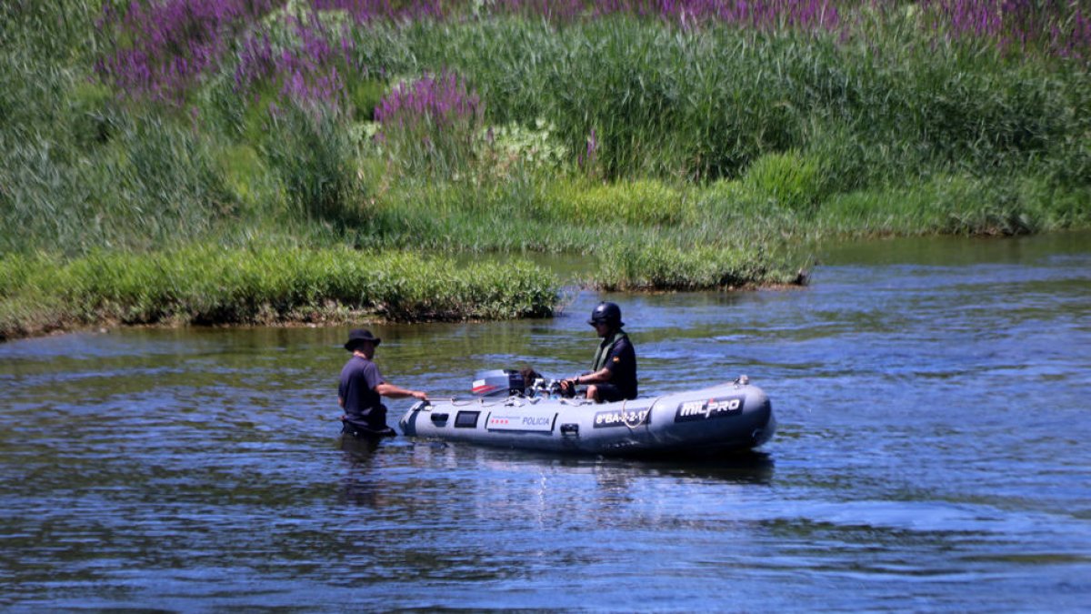Operativo de búsqueda en el río Ebro del joven desaparecido este lunes en Benissanet.