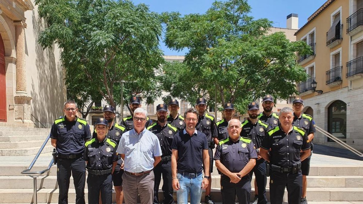 L'alcalde, Pere Segura i el regidor Josep Toquero amb els nous agents.