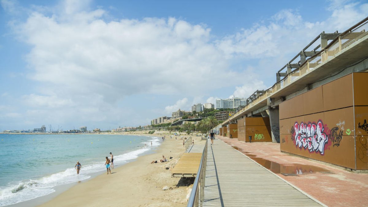 La playa del Miracle contará este verano sólo con sus propios recursos, sin servicios adicionales.