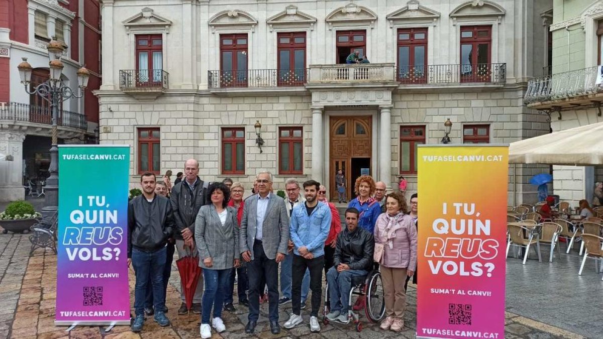 Andreu Martín, portaveu del PSC, i militants del grup, ahir.