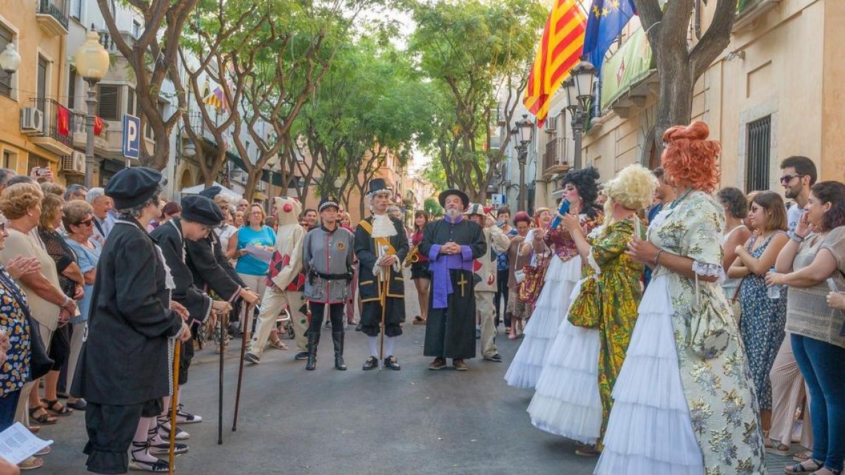 Imagen del tradicional pasacalle por las calles del pueblo.