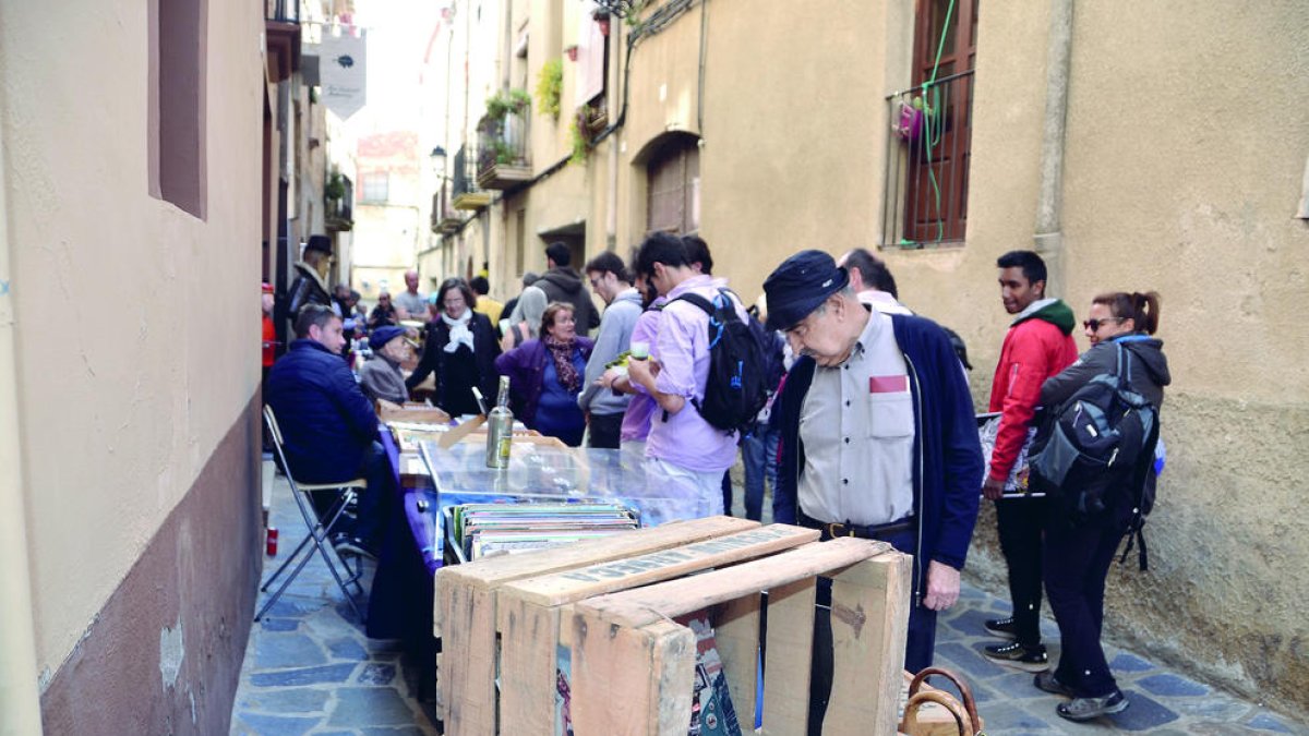 Una votació popular va decidir canviar la data i passar-la al mes de maig.