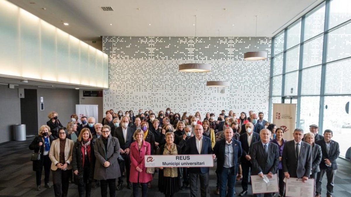 Representants de l'Ajuntament i la URV, ahir.