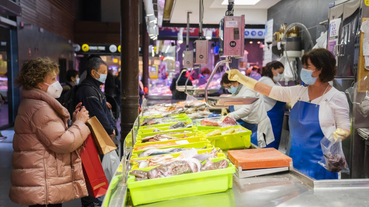 La manca de peix es podia veure en diversos establiments del Mercat Central.