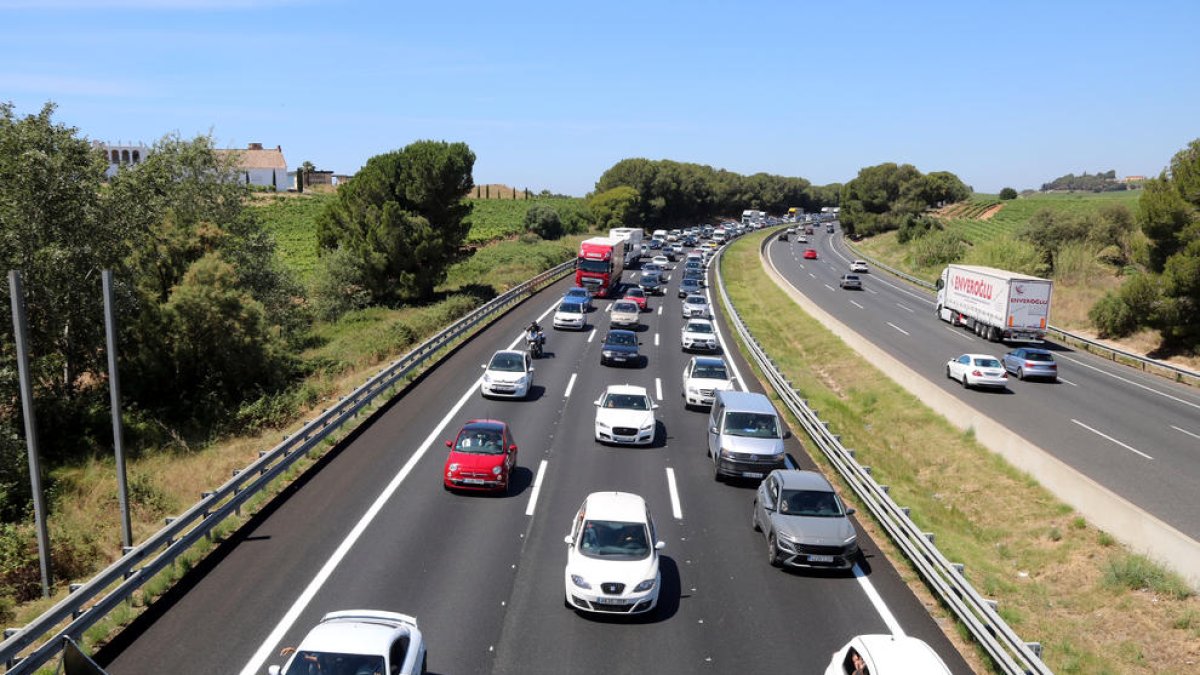 La AP-7 con paros y circulación lenta este sábado a causa de un accidente mortal en el Alt Penedès.