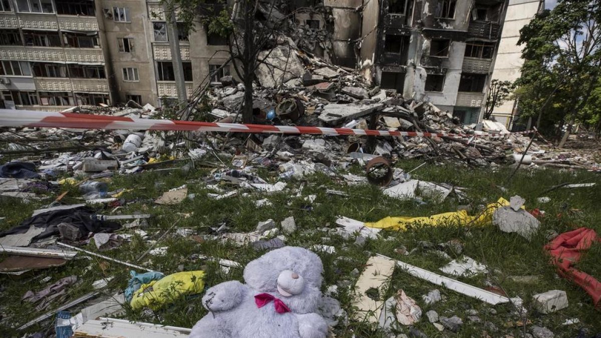 Un edificio de apartamentos destruido por misiles rusos en Járkov, Ucrania.