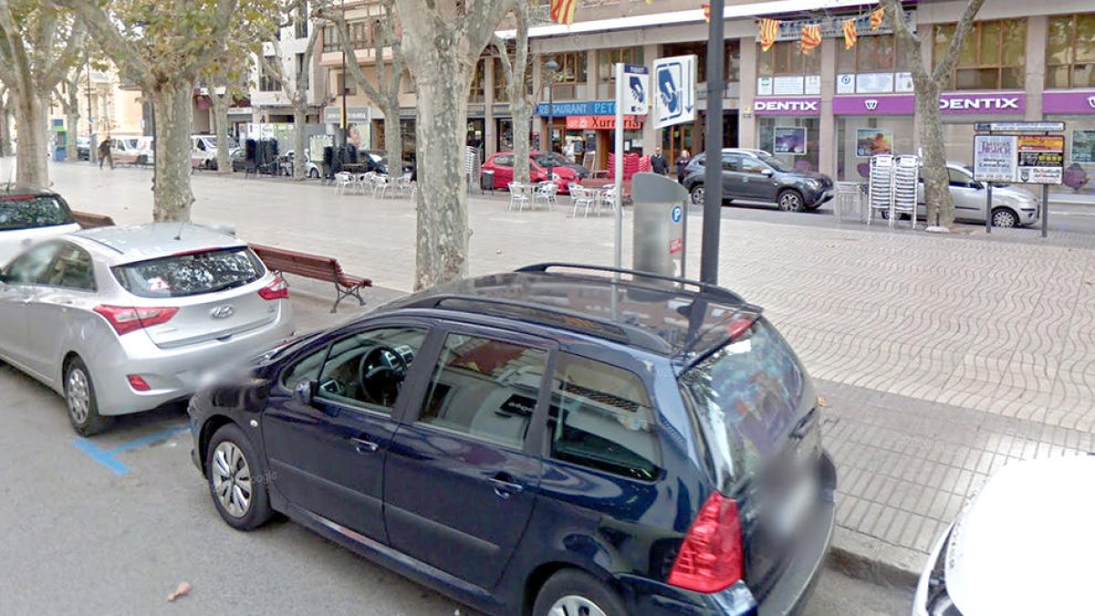 Imagen de uno aparcamientos en zona azul en la Rambla del Vendrell.