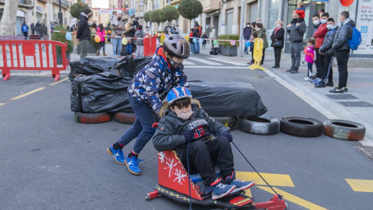 Los jóvenes niños prepararon sus carros días antes.