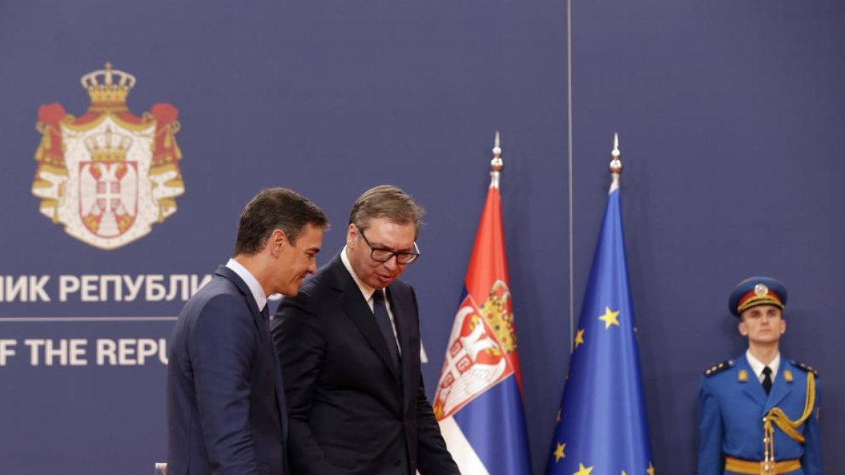 El president espanyol i el president serbi sortint de la conferència de premsa que han ofert a Belgrad.