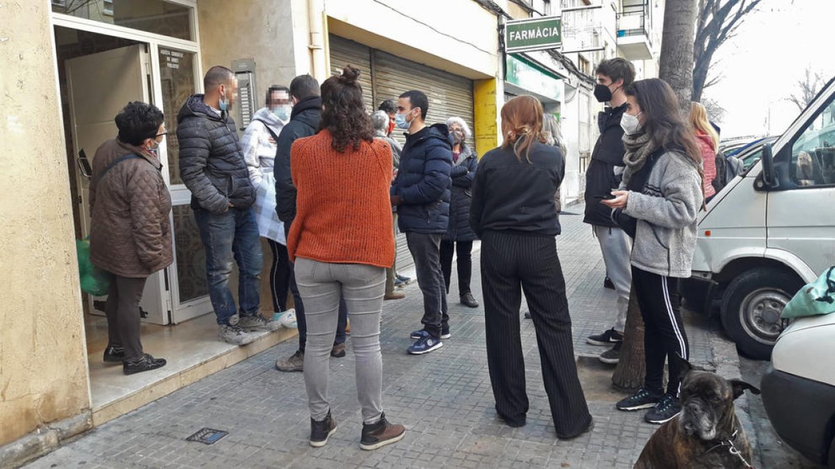 Un grupo de personas dando apoyo a los vecinos afectados.