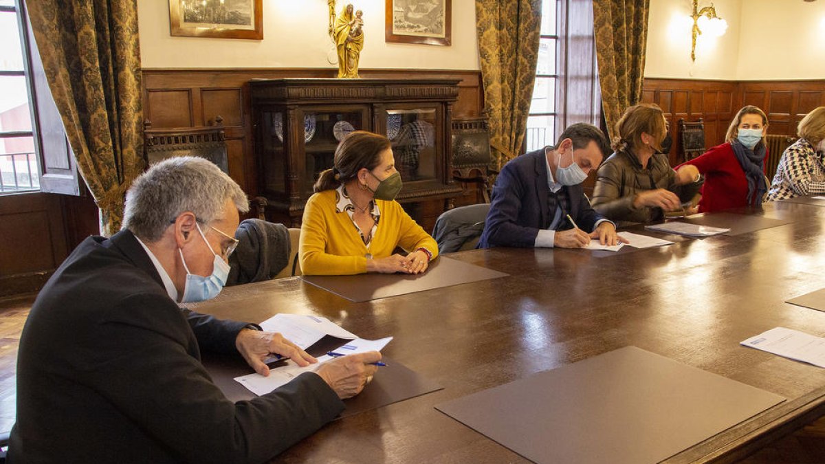 El arzobispo de Tarragona durante la firma del convenio.