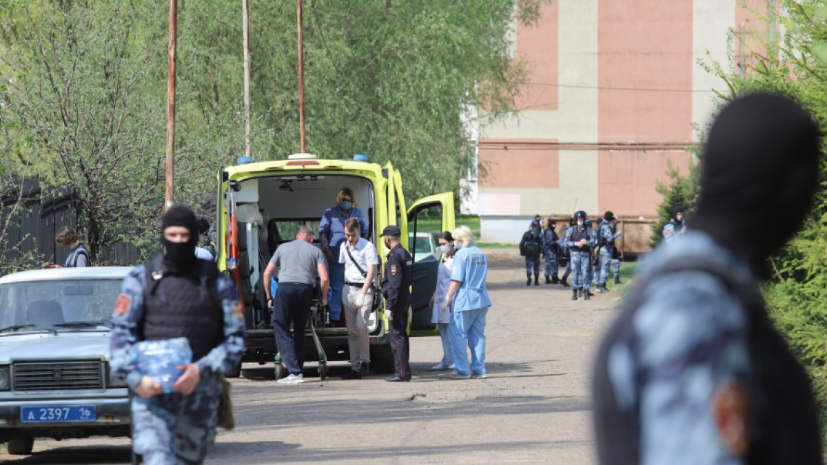 Imatge d'arxiu del trasllat d'un dels ferits a un altre tiroteig a una escola russa el mes de maig passat.