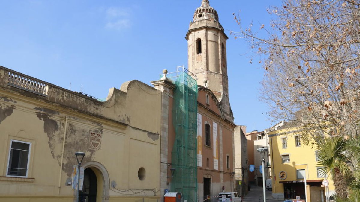 Detalle de pinturas en capillas laterales y techos de la antigua iglesia de Sant Francesc de Valls.