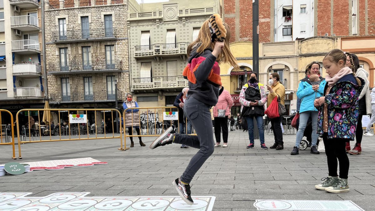 Per animar l'aniversari s'instal·len jocs per a infants a la plaça Corsini.