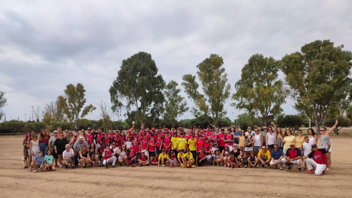 Los miembros del CBS Wolves en una gran foto de familia con representantes municipales.