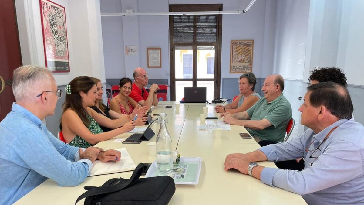 Imagen de la reunión que mantuvo Jacint Pallejà, portavoz del Tomb de Reus, con los socialistas.